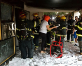 صور: 10 اصابات بينهم أطفال باحتراق بناية سكنية في مدينة اللد 